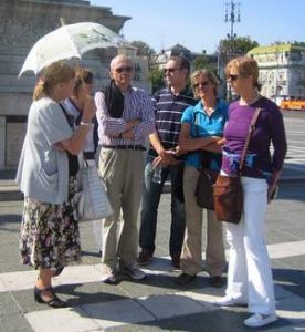 Agnes mit Touristen